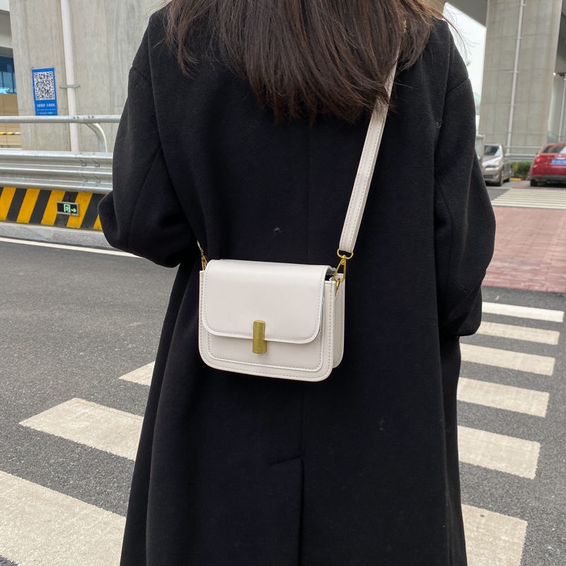 Red Musim Gugur dan Musim Dingin Gaya Hong Kong Retro Tekstur Tas Kecil Wanita 2021 Baru Fashion All-Match Tas Bahu Tunggal desain Ceruk Tas Kurir