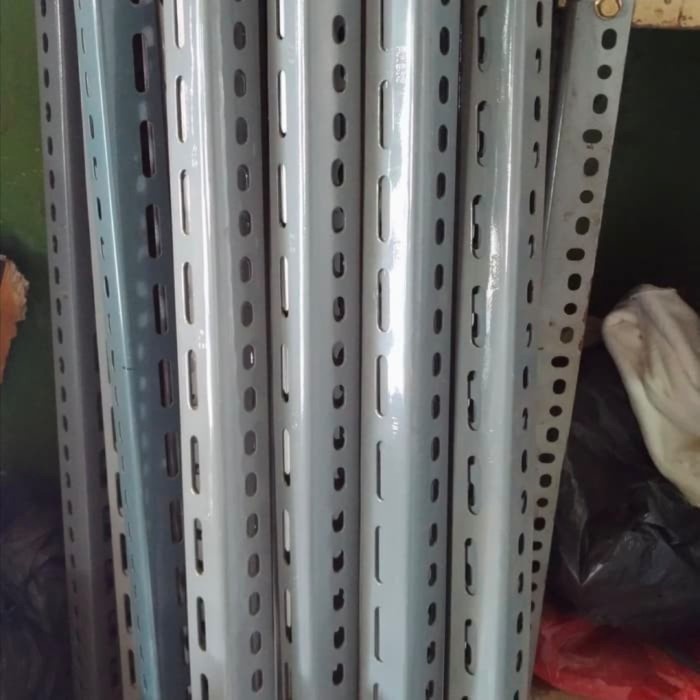 Tiang Besi Siku Lubang