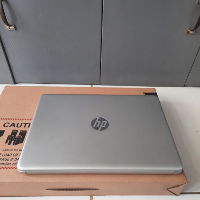 Laptop HP 14s - dk1002AU AMD Athlon silver - 3050U Ram 4Gb /SSD 256Gb Amd Radeon  keyboard Backlight, Super Slim