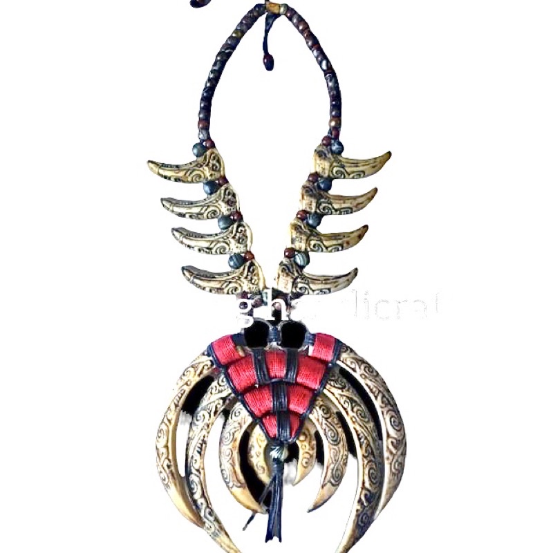 kalung etnik dayak model ukir