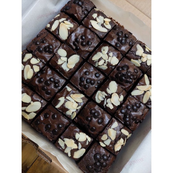 

BROWNIES POTONG ALMOND CHOCO CHIPS