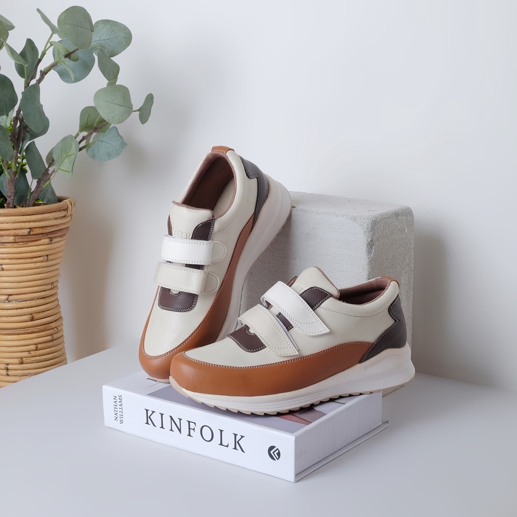 ASUKA WHITE ORIGINAL x NAEERA Sepatu Sneakers Full Putih Wanita Kets Casual Cewek Kuliah Hangout Jalan Santai Main Nongkrong Sneaker Remaja Dewasa Fashion Sport Shoes Premium Footwear OOTD Model Kasual Gaya Fashionable Kekinian Terbaru Modis Branded