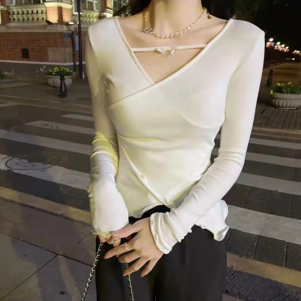 Red Keinginan Murni Ikatan Simpul Atasan Leher V 2022 Musim Semi Baru Diri Budidaya Rasa Desain Irregular Bottoming Seksi T-shirt Wanita