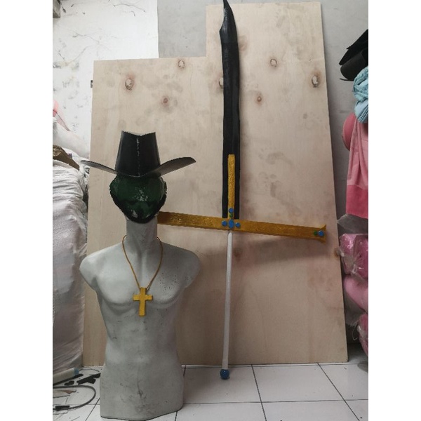 Set cosplay mihawk pedang topi kalung