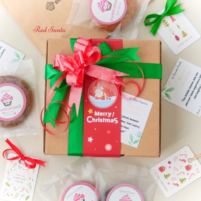 

Terlaris ✨ - Hampers Ucapan Selamat Natal Merry Christmas Gift - Soft Baked Cookies - Red Santa, Paket Chocolate 2.1.23