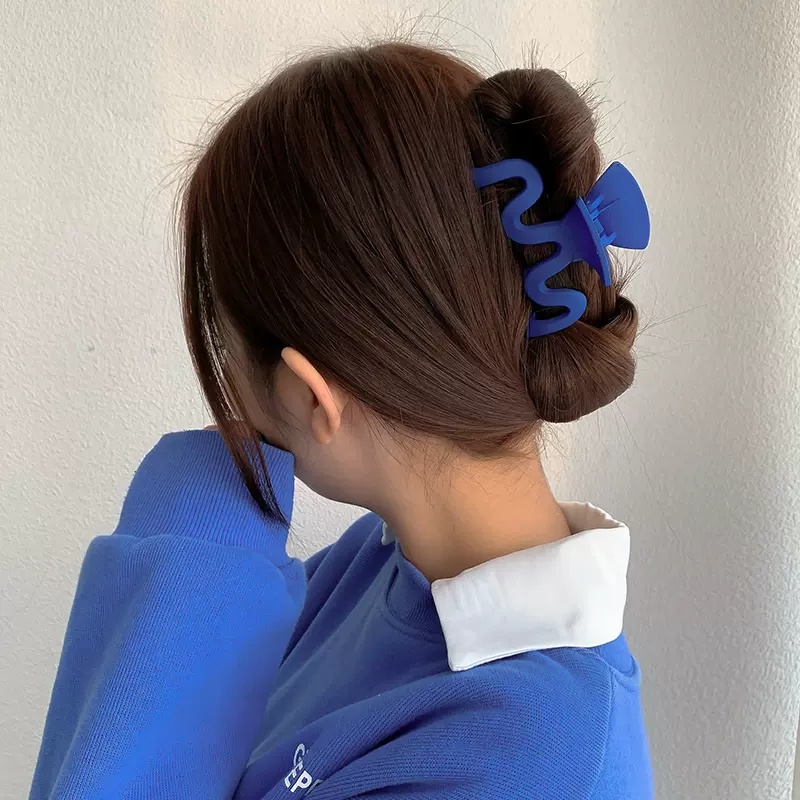 Klein Blue Grab Clip Jepitan Rambut Anak Perempuan Klip Hiu Prancis Baru Hiasan Kepala Fashion