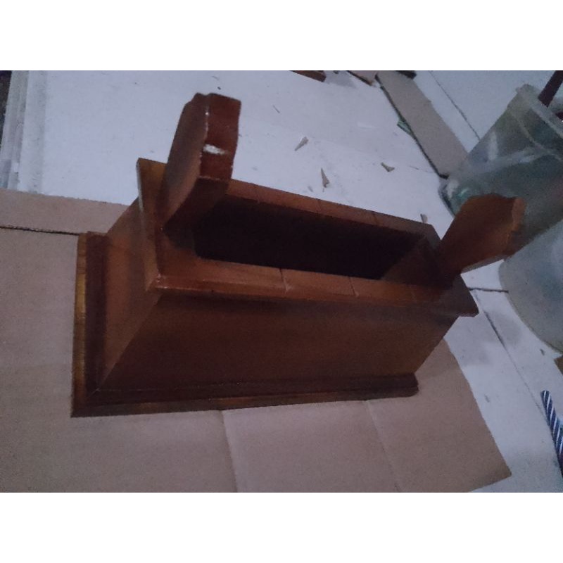 Asbak rokok  unik model nisan dari kayu jati ,P: 22 cm L: 11 cm T: 15 cm￼￼￼￼￼