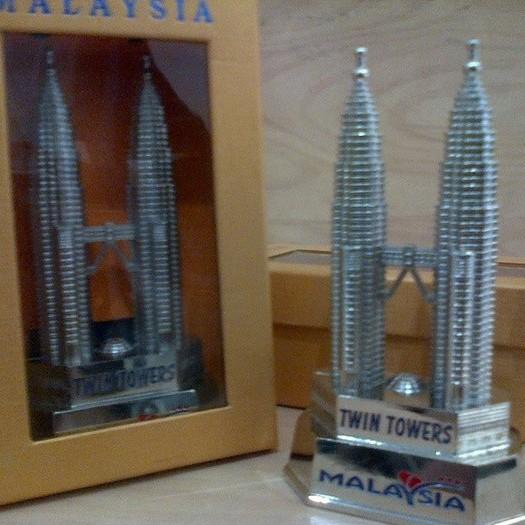 Pajangan Miniatur Petronas Tower, Souvenir Unik Dari Kl Malaysia