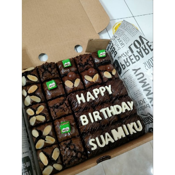 

Brownies Fudgy,/ Brownies Panggang Topping Almond, ChocoChip, Milo Cube, Choco Ball Ukuran 20*20