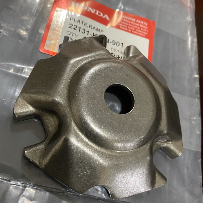 Tutup Plat Rumah Rumahan Roller Plate Ramp vario 125 Vario 150 ORI AHM 22131KWN901