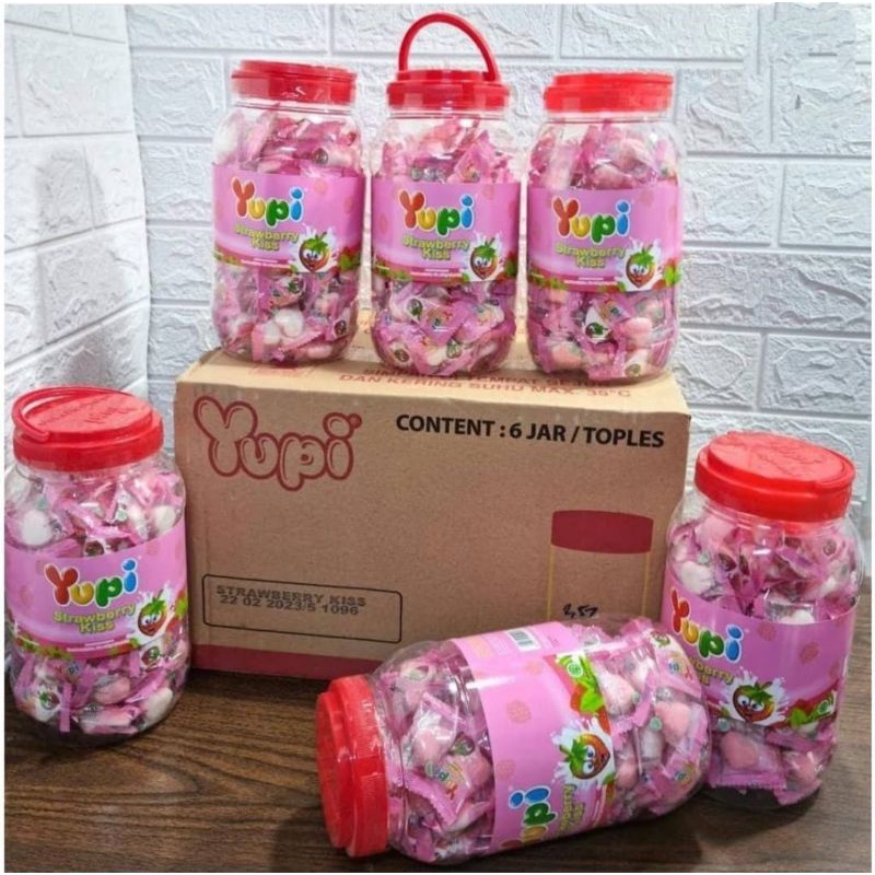 

Yupi Strawberry Kiss Jar 300 gr