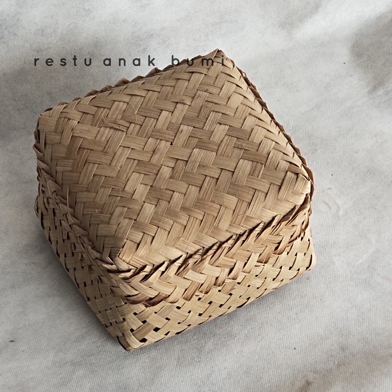 

( new product ) (B159) besek bambu baru bokor bali 20x20/Hadiah/Lamaran/Parcel Lebaran/Natal/Acara/Catering/Souvenir/Wadah Serbaguna/Basket/Craft/Fruit Box/Sembako/Teh/Gula/Beras/Telur/Seserahan/Kado/Gift/Hampers/Hantaran/Makanan/Minuman/Keranjang Buah
