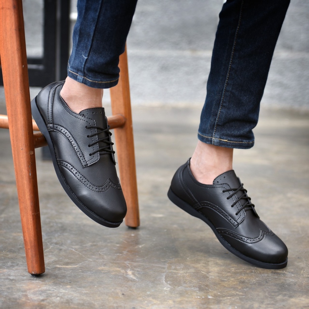 RIONZ x VERON - Sepatu Formal Pria Casual Kantoran Nikahan Kulit Syntetis Asli Original Sepatu Pantofel Pria Resmi Formal Hitam Coklat Gaya Trendy Kasual Kantor Kuliah Pesta Nikah Kondangan Gereja Kerja PNS Guru Kekinian Terlaris Terbaru Murah