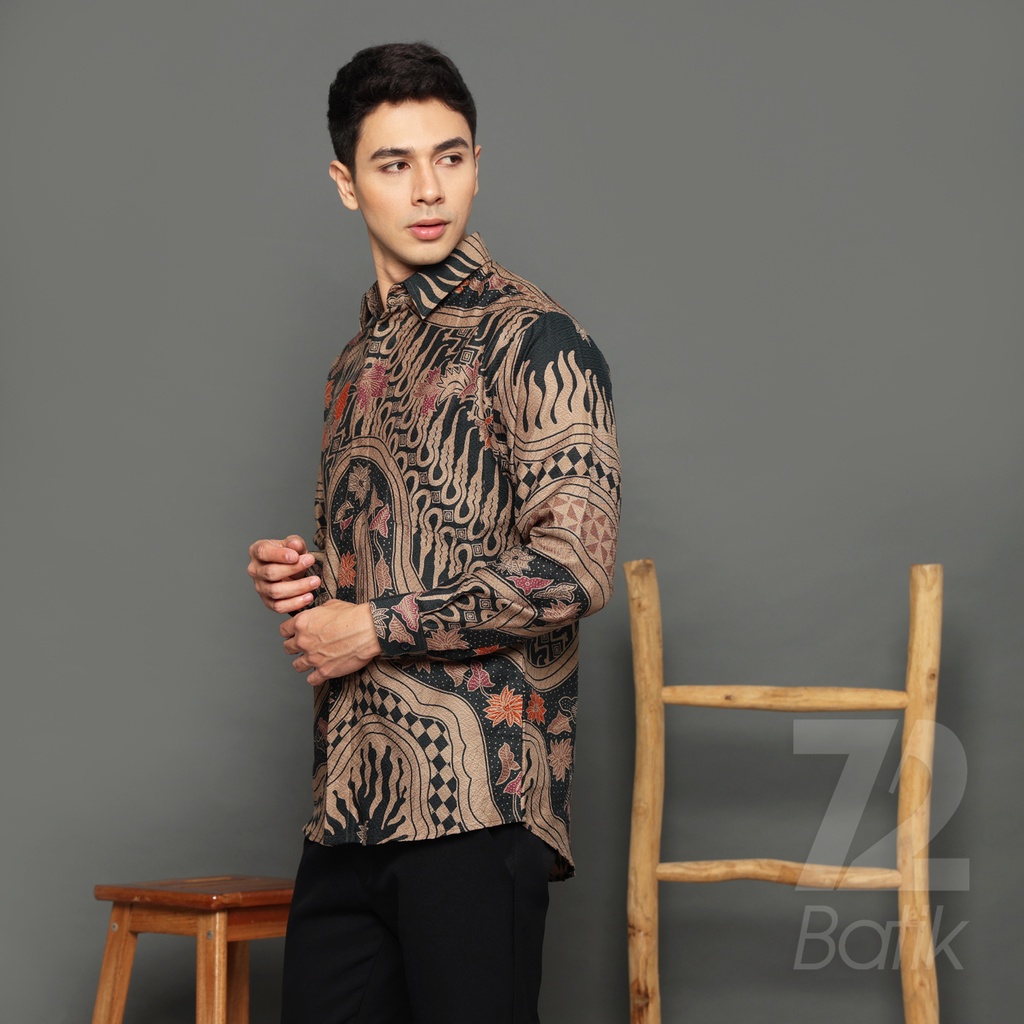 KEMEJA BATIK PRIA LENGAN PANJANG Kemeja Dobby Slimfit Motif Parang Kupu Warna Hitam Coklat 723155 Cap 72 - Baju Kemeja Atasan Pakaian Setelan Batik Pria Cowok Laki Laki Remaja Keluarga Kantor Lengan Panjang Modern Slimfit Slim Fit Premium Kekinian