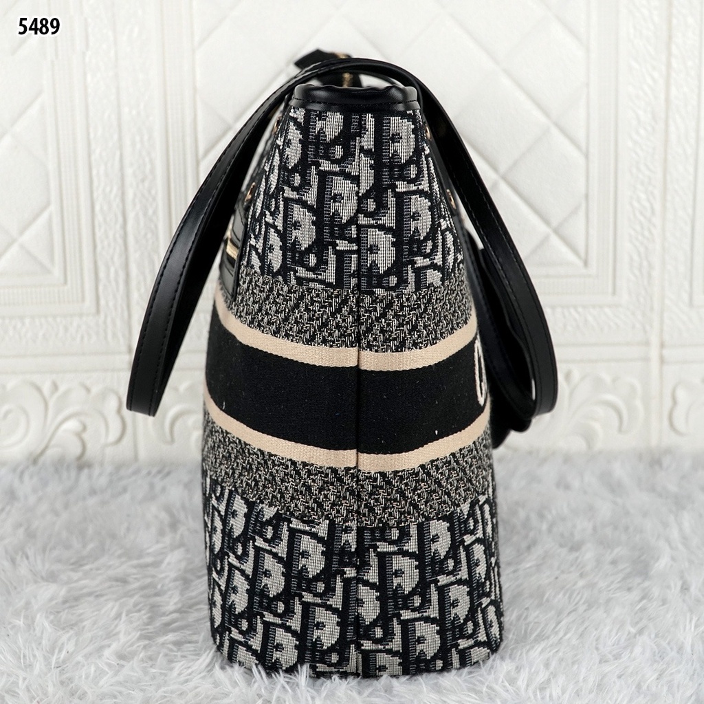 D TOTE WITH ZIPPER  5489