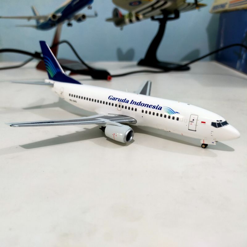 mainan diecast pesawat Aviation200 Aviation Av200 Boeing B737-300 Garuda Indonesia Airways 1:200