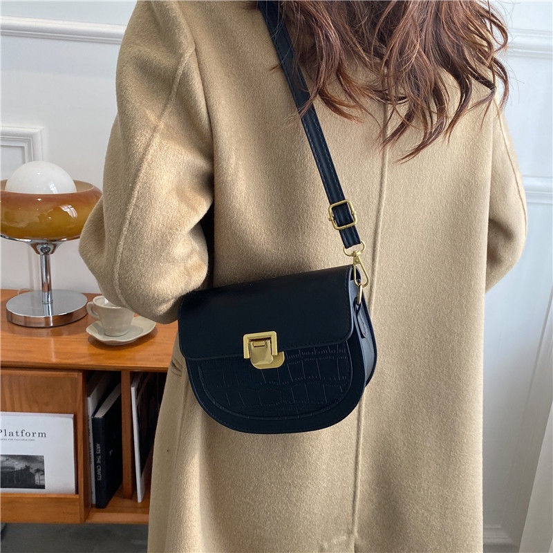 Tas Kecil Super Panas Tas Wanita 2021 Baru Trendi Fashion Niche Messenger Bag Musim Gugur dan Musim Dingin All-Match Net Red Hot Style Tas Sadel