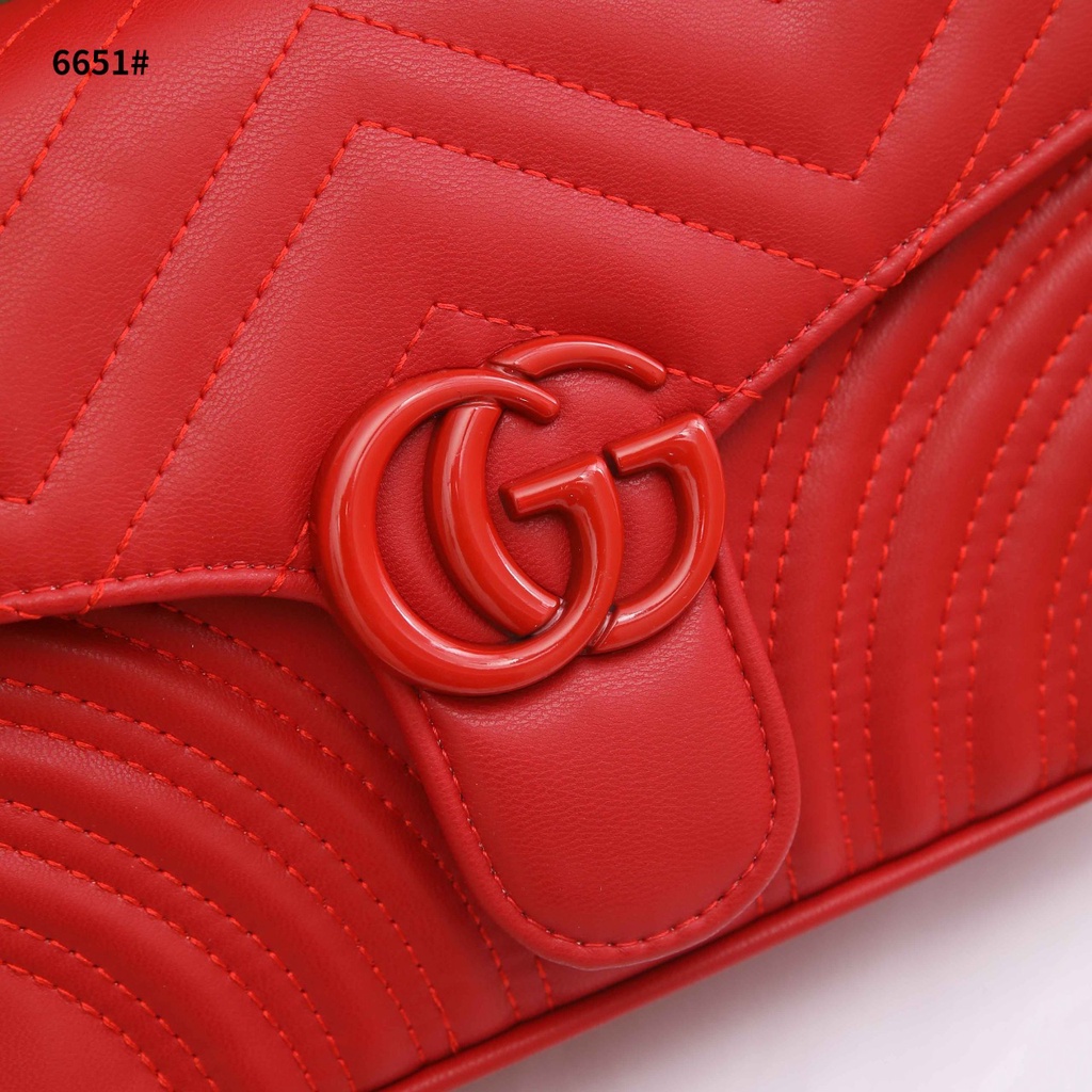 GC Medium Shoulder Bag in Leather 6651