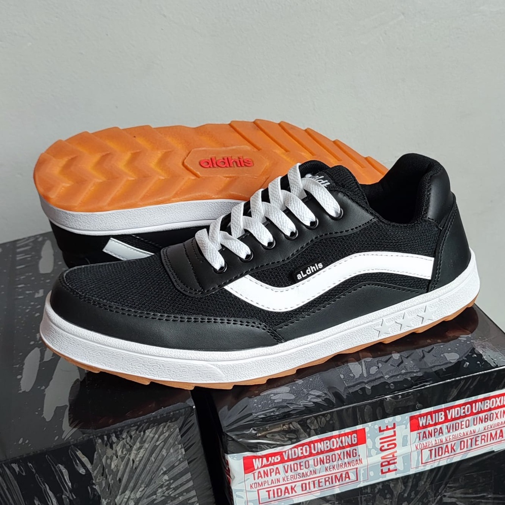 Sepatu Sneakers Pria Kets Casual Cowok Keren Buat Gaya Aldhis C01 Hitam Putih