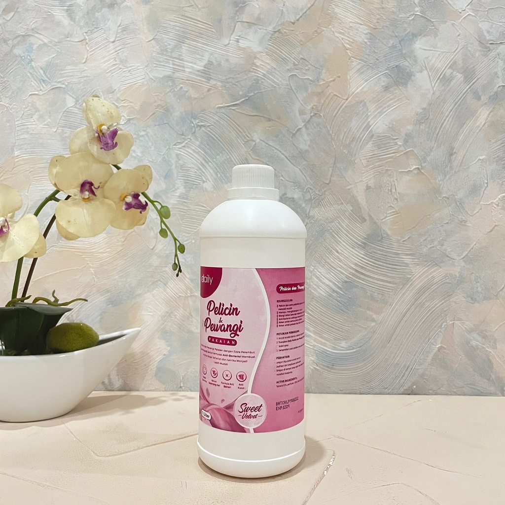 Pewangi Pakaian Pelicin Setrika Daily Pelicin &amp; Pewangi Pakaian Extra Pelembut 1 Liter