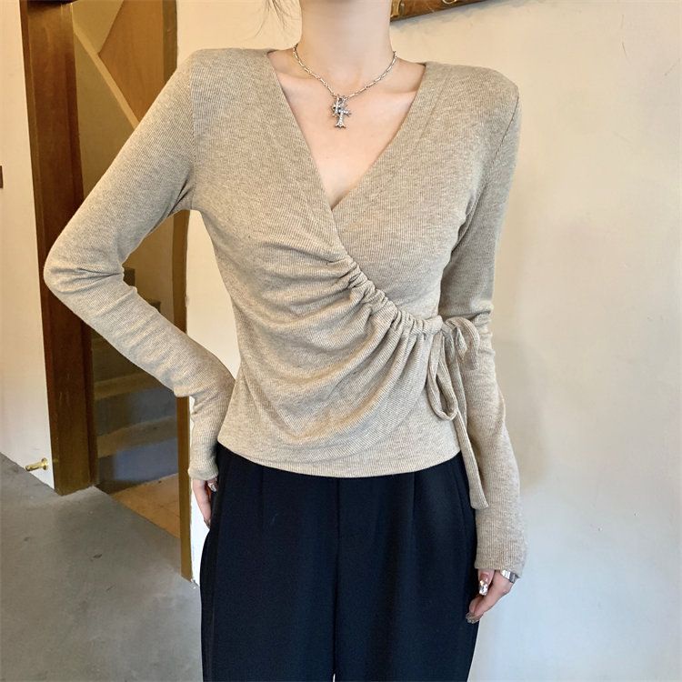 Red 2022 Musim Gugur V-Leher Dasi Lengan Panjang T-shirt Wanita Baru Chic Rasa Desain Niche Slim Unik Pendek Top