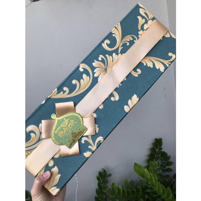 

Box Premium Magnet Tengah 3 Toples Bulat /Kotak Kue Kering Lebaran 094