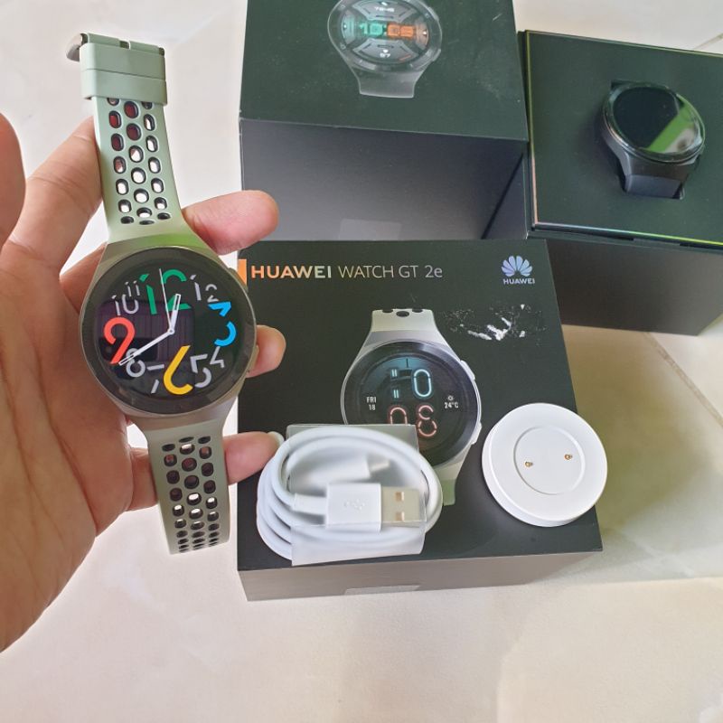 Huawei watch GT 2e warna hijau mint kondisi mulus dan lengkap