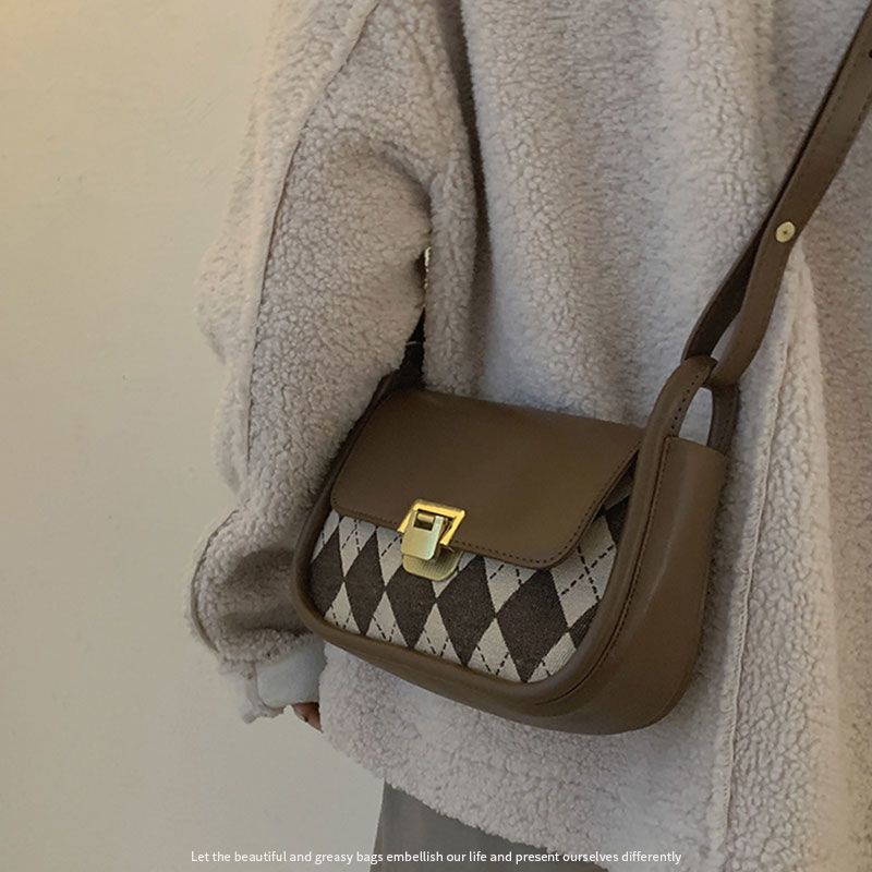 Red French niche underarm bag women 2021 new trendy fashion retro plaid saddle bag all-match in Messenger bag