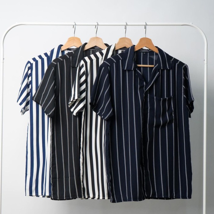 READY Kemeja Pria Ribsgold Lengan Pendek Salur Garis - Hitam Putih, M