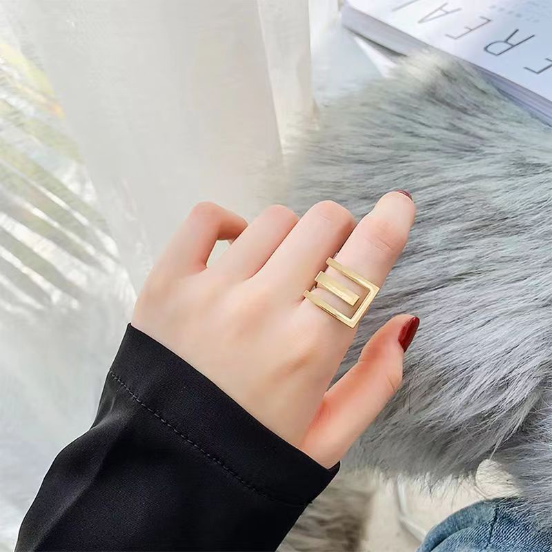 Cincin Persegi Cincin Jari Telunjuk Perempuan Kepribadian Fashion Desain Niche Cincin Angin Dingin Cincin Polos Sederhana Cincin Persegi Kecil Aksesoris Fashion