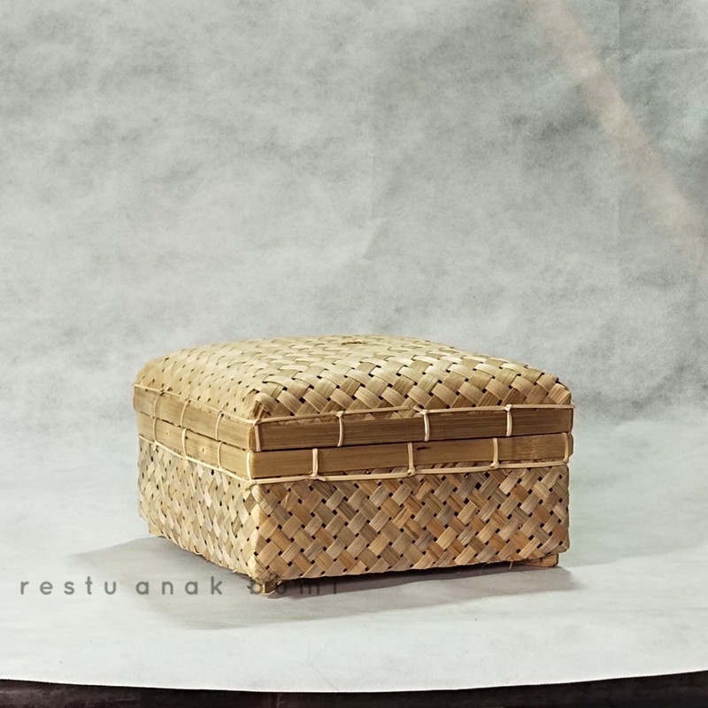 

Wadah seserahan 22cm/Hadiah/Lamaran/Parcel Lebaran/Natal/Imlek/Catering/Souvenir/Wadah Serbaguna/Basket/Craft/Fruit Box/Sembako/Teh/Gula/Beras/Telur/Kado/Gift/Hampers/Hantaran/Makanan/Minuman/Keranjang Buah