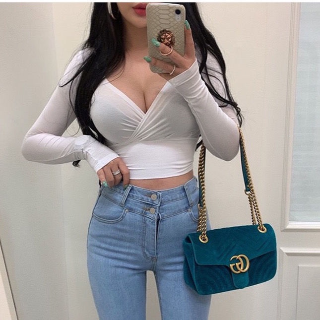 Red Keinginan murni untuk menunjukkan payudara, feminitas besar, v-neck, T-shirt pendek ketat, pinggang, figur dan atasan kemeja bottoming elastis tipis