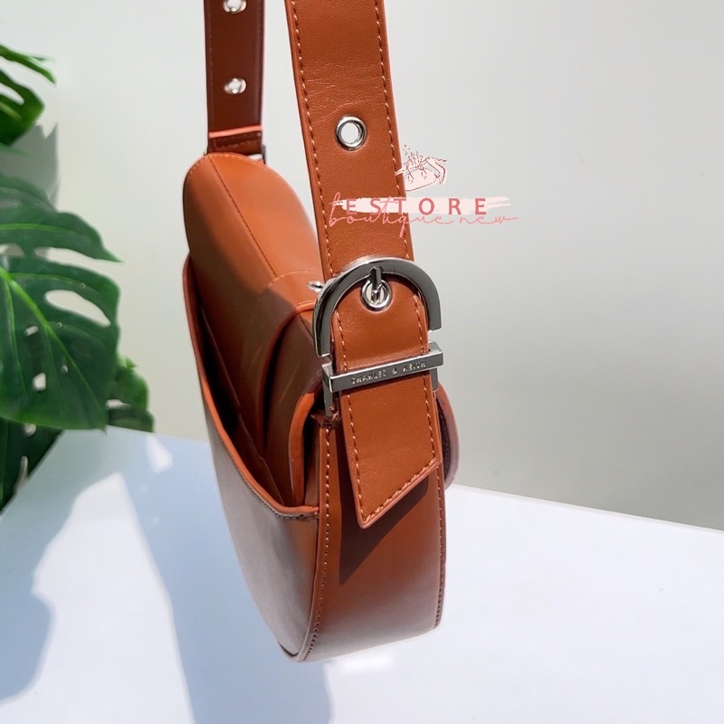 Tas Wanita Buckled Strap Crescent