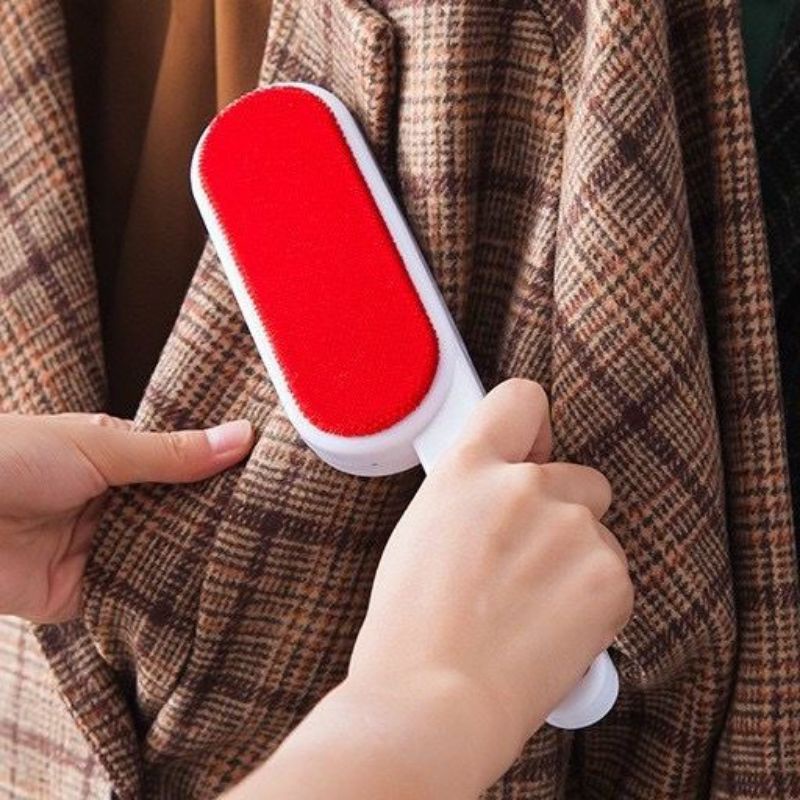 PAKAIAN / BRUSH PEMBERSIH BULU Brush pembersih debu pakaian ini bagus sekali untuk para ibu yang kesusahan membersihkan debu debu yang masih