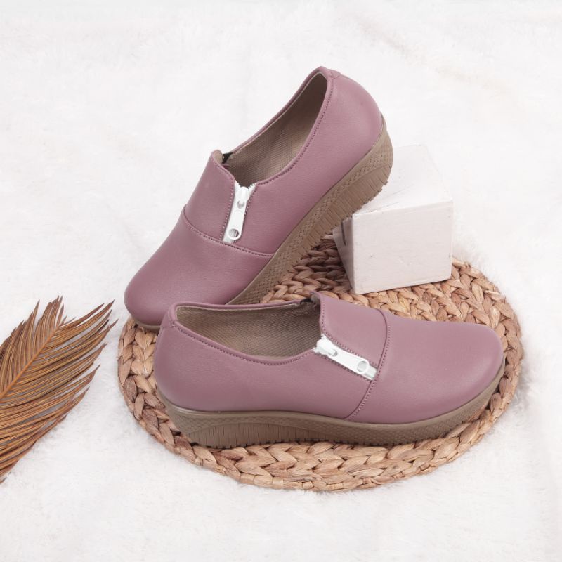 Sepatu Wanita Aqila Terbaru slip on Brand Chaeena' 010 Sepatu Kasual Resleting wanita Terlaris