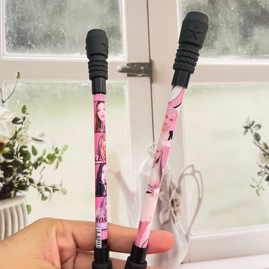 PEN TONGKAT PUTAR BLKPINK CUTE LUCU TINTA HITAM SUPER UNIK HARGA MURAH PULPEN TONGKAT MAGNET BLCKPINK FANCY FAVORIT ANAK STATIONARY TERLENGKAP KUALITAS PREMIUM