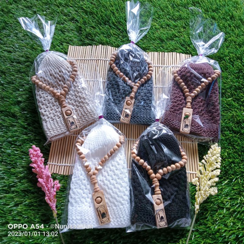 souvenirs hampers oleh oleh haji dan umroh peci rajut dan tasbih