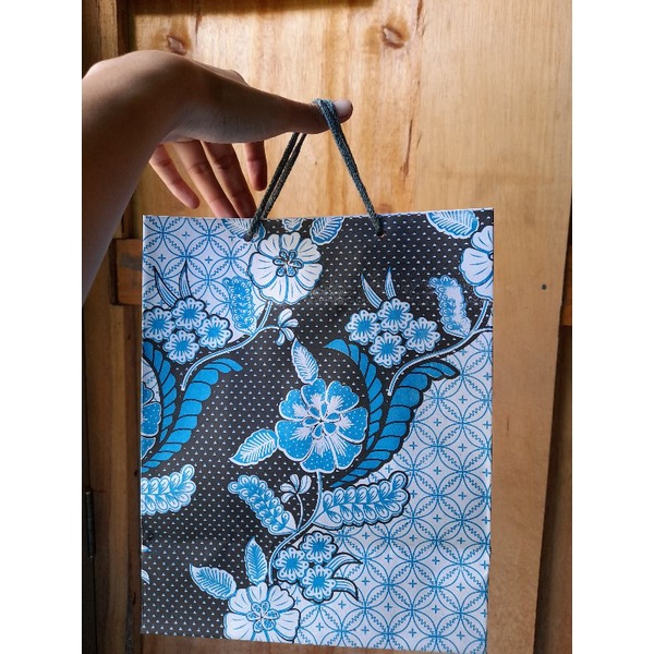 

PAPER BAG TAS KERTAS BATIK MOTIF 25x20x11CM ISI 10LEMBAR