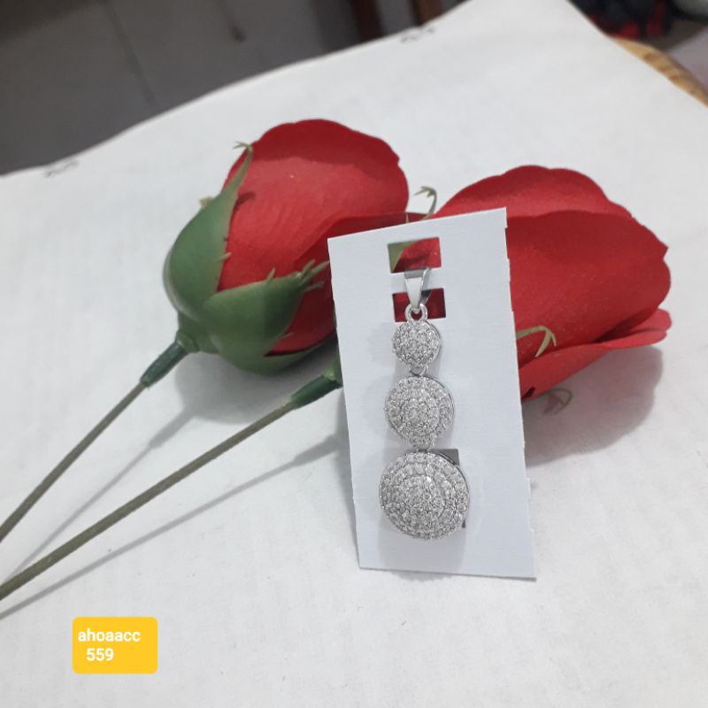 Liontin permata tiga roda accessories warna silver wanita dewasa.