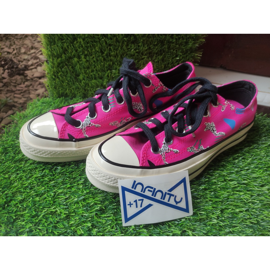 Converse Chuck 70 Ox Dolphin Hyper Pink Women/Ladies - Sepatu Sneakers Converse Wanita Pink - 100% B
