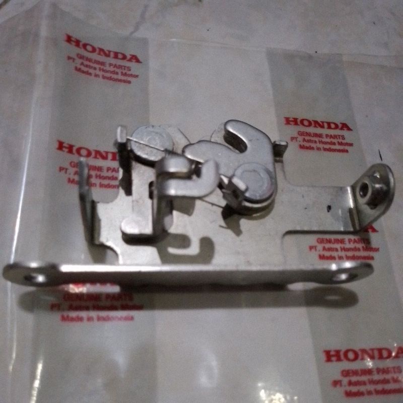 engsel kunci jok belakang honda vario 160 ori