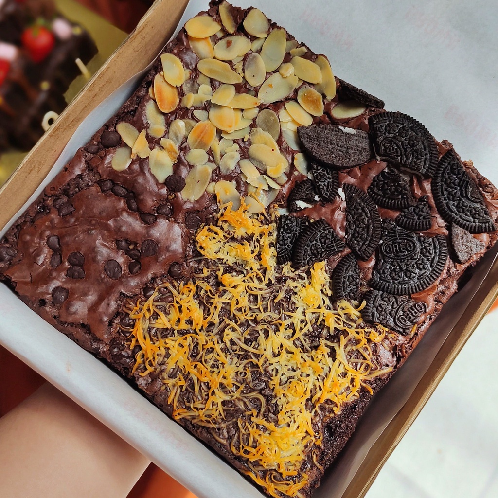 

Premium Baked Original Chocolate Fudgy Brownies (18x18)