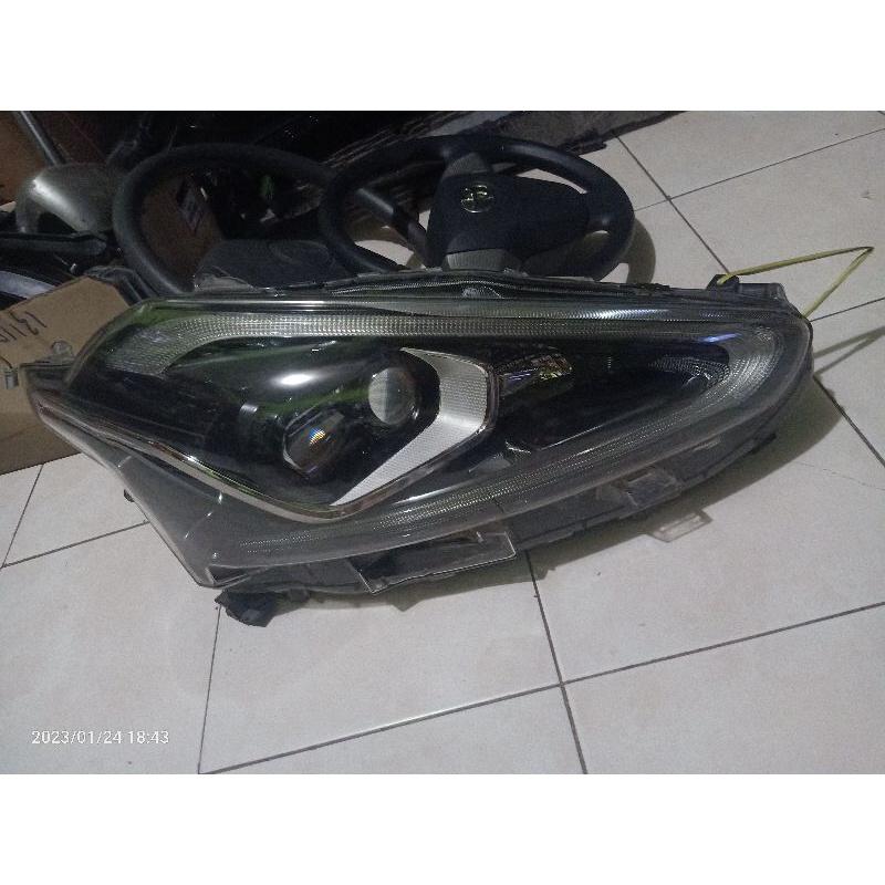 lampu headlamp toyota sienta Q (kanan)
