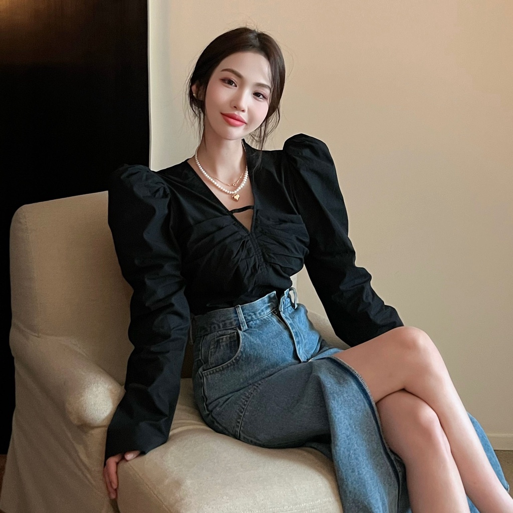 Red French retro v-neck loose short pleated shirt female spring and autumn design sense niche chic bubble atasan lengan panjang