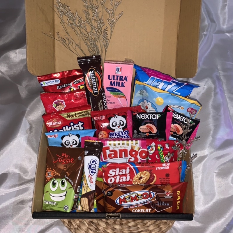 

Snack Box Birthday | Anniversary | Graduation | Valentine | Custom Hampers