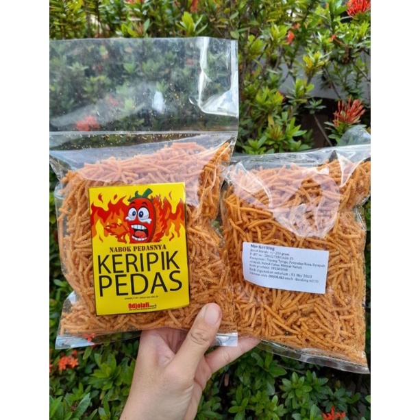 

KRIPIK MIE GORENG KERITING PEDAS