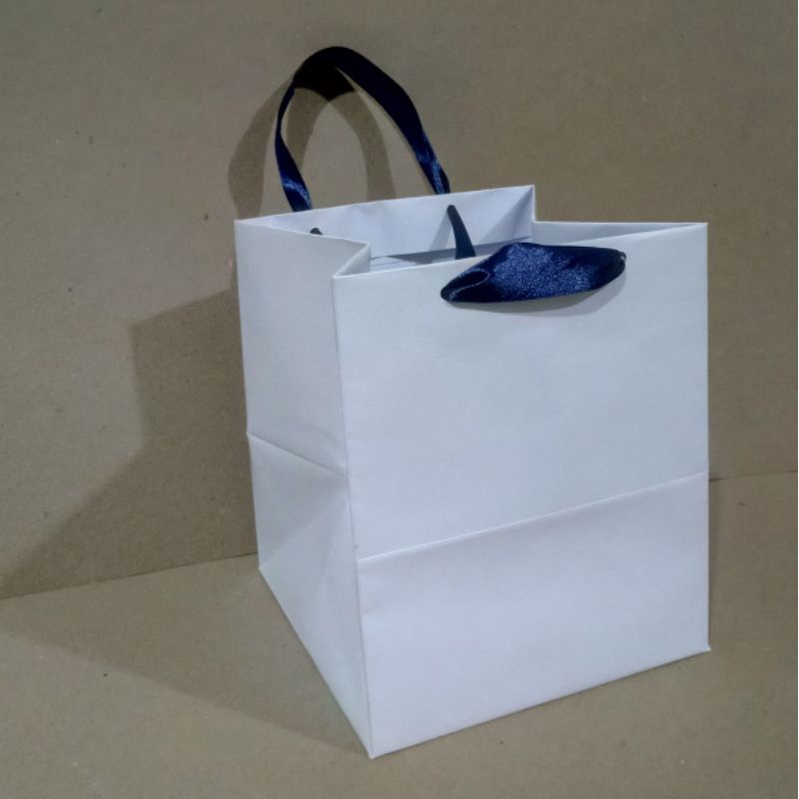 

paperbag putih P12xL12xT15 untuk souvenir, bingkisan ulangtahun dll harga untuk 10pcs