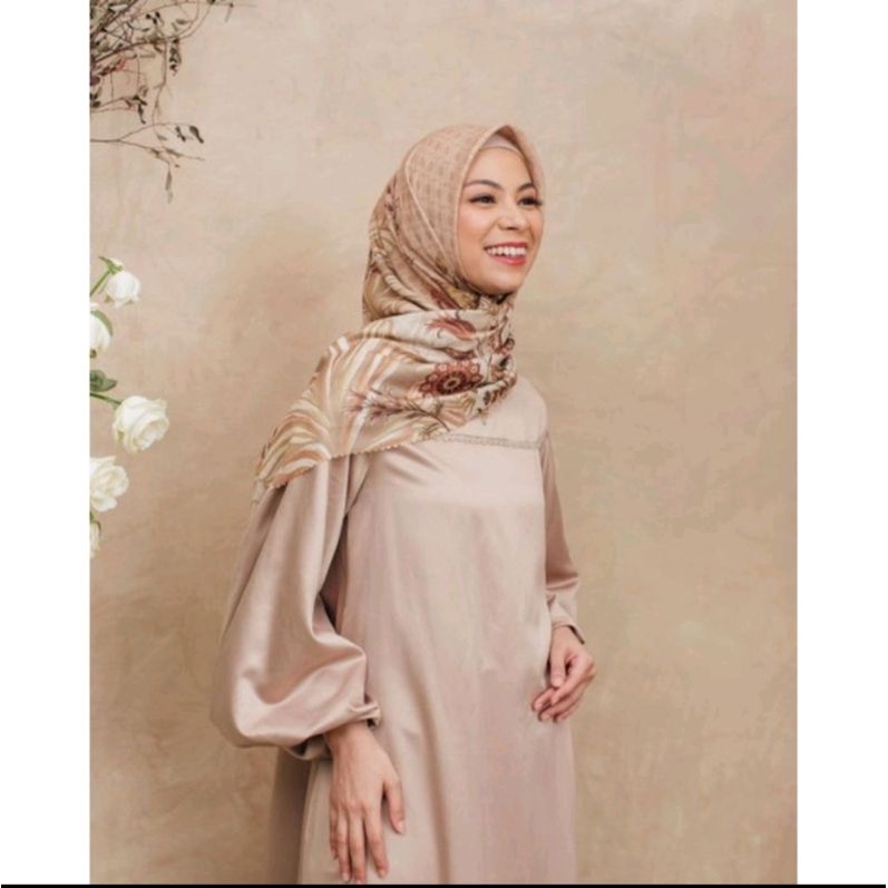 Jeumpa Scarf Latte Wearingklamby