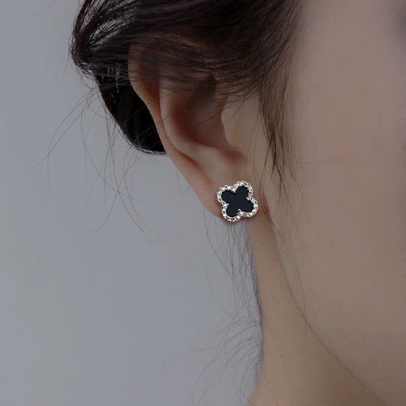 Anting Semanggi Empat Daun Bertabur Berlian Temperamen Kecil Sederhana Desain High-End Semua @ -