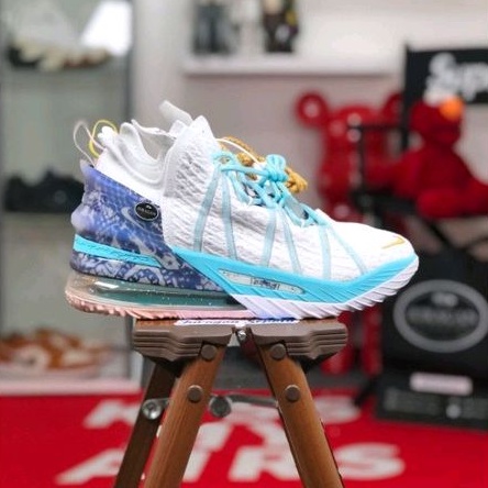 Nike LeBron 18 &quot;Reflections Flip&quot;